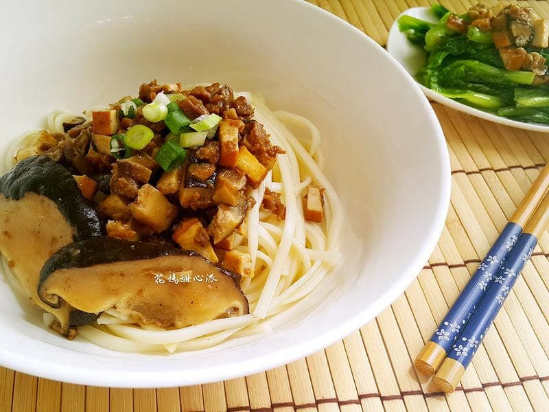 三風麵館-花媽甜心派香菇豆干素燥麵